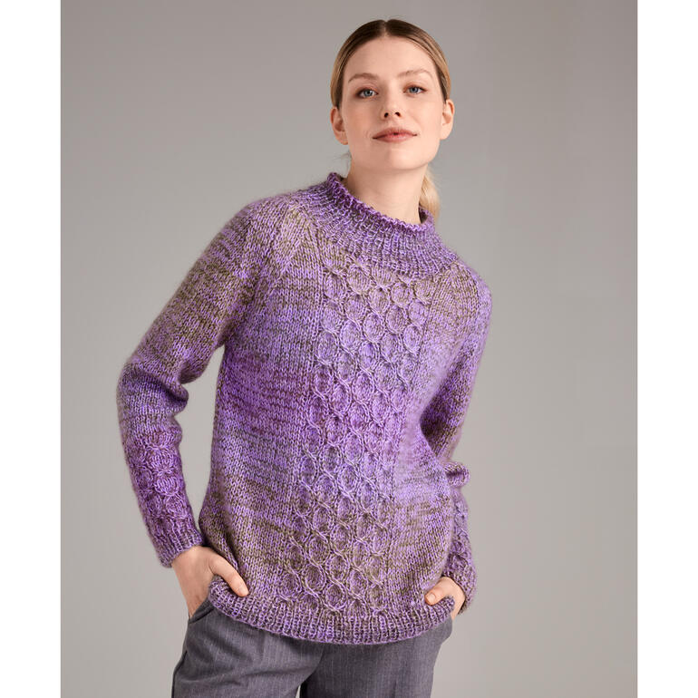 Lila Pullover, 2-fädig aus Aparta-Print und Aparta®, getragen von einer Frau in casual Kleidung.