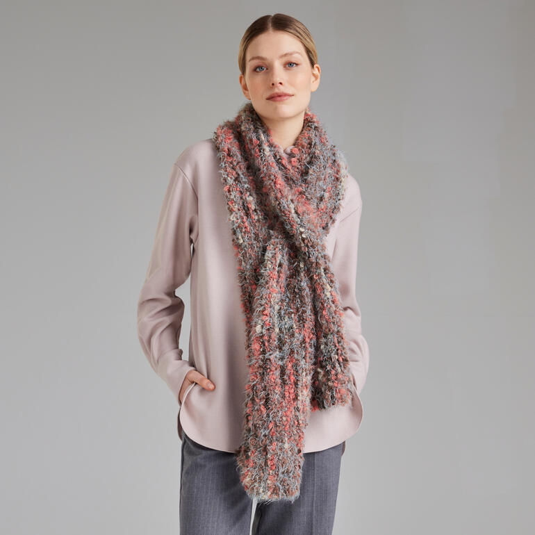 Stola aus Bo. von Junghans-Wolle, getragen von einer Frau in elegantem Outfit.