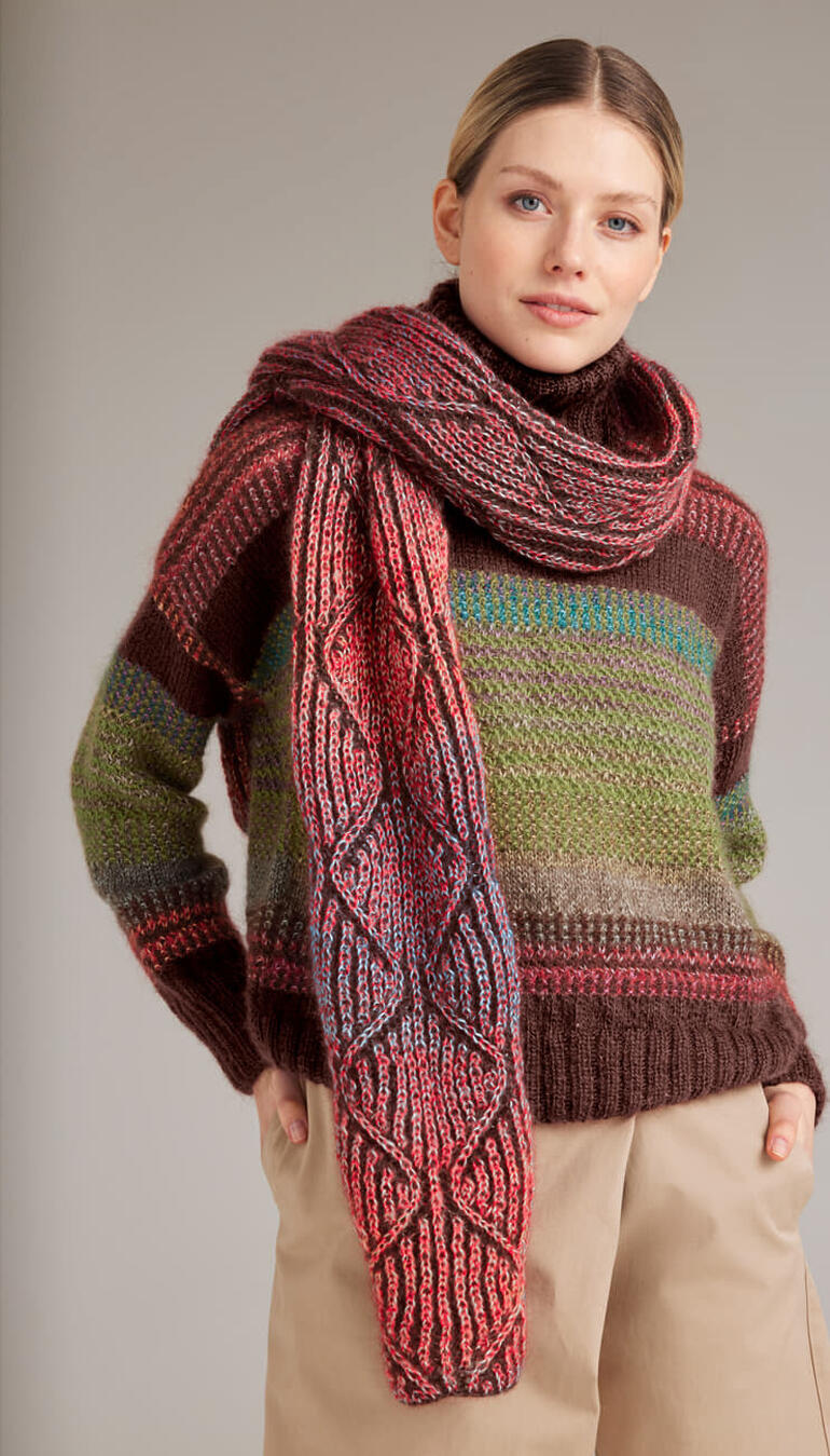 Pullover und Schal aus Aparta mit warmen Farben und Streifen.
