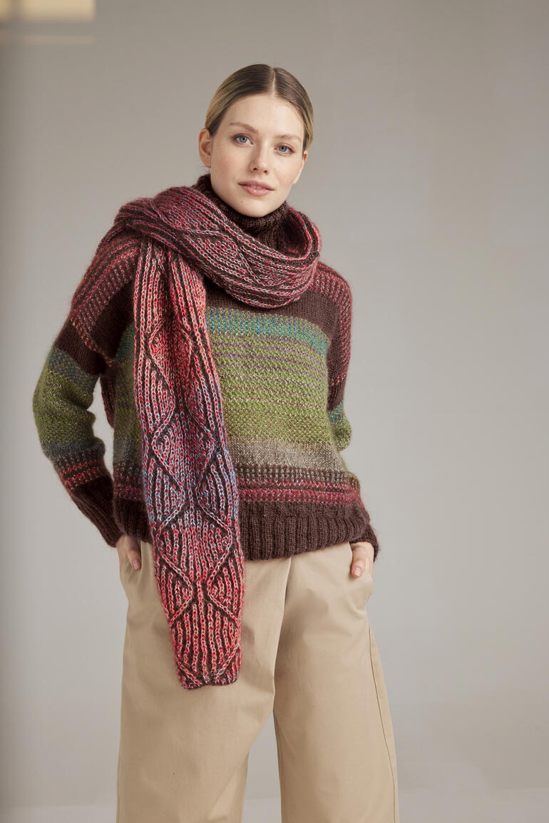 Schal aus Aparta Print und Aparta® in warmen Rottönen.