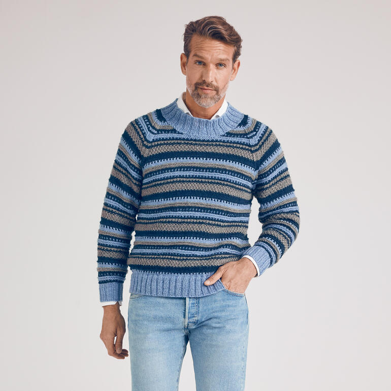 Herrensweater aus Enny mit gestreiftem Muster in Blau- und Grautönen.