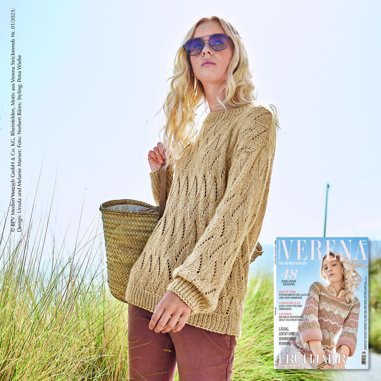 Pullover aus Wool-Cotton in hellem Tan, außerhalb auf einer Wiese.