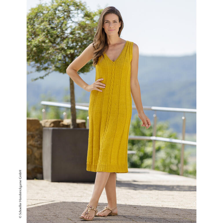 Kleid aus Silk Cotton in senfgelb, Model in strahlender Frühlingslandschaft.