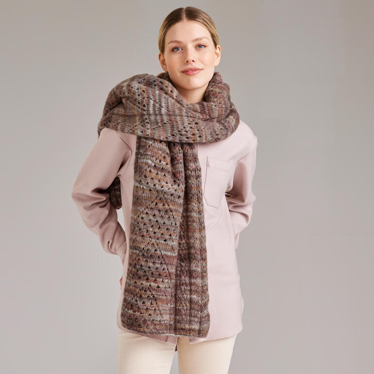 Stola aus Flou mit einem eleganten Muster in sanften Farben, um den Hals drapiert.