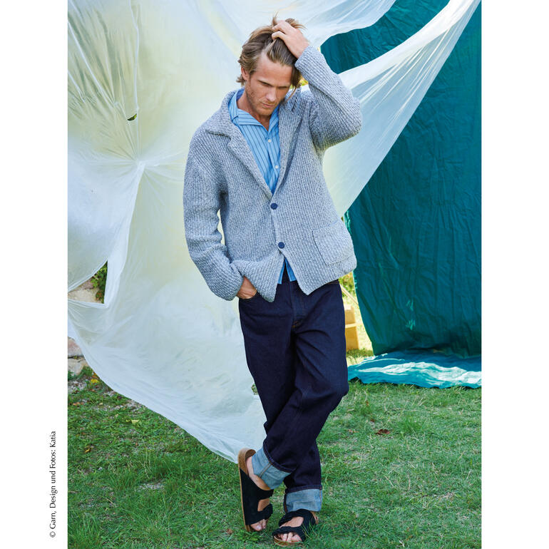 Herrenjacke aus Andina Cotton in hellgrau, in lässiger Pose mit einem minimalistischem Stil.