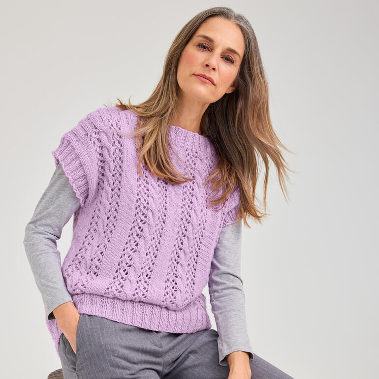 Lila Pullunder mit Mustern, kombiniert mit einem grauen Langarmshirt.