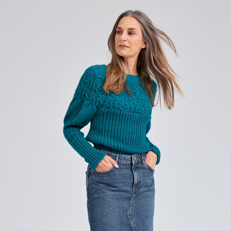 Tealfarbener Pullover mit strukturiertem Muster und geripptem Saum.