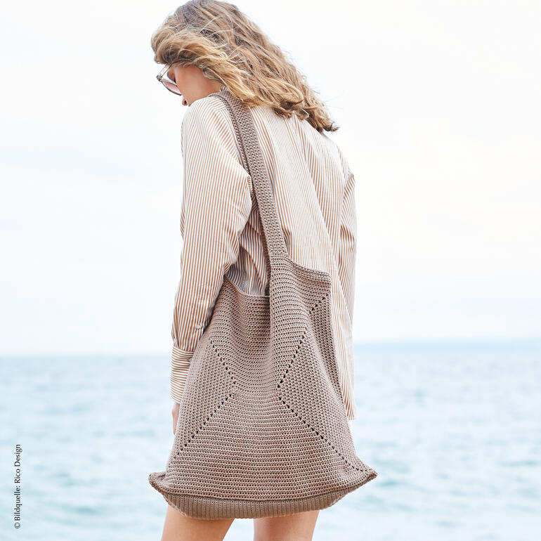 Beige Häkeltasche mit großer Öffnung, ideal für den Strand.
