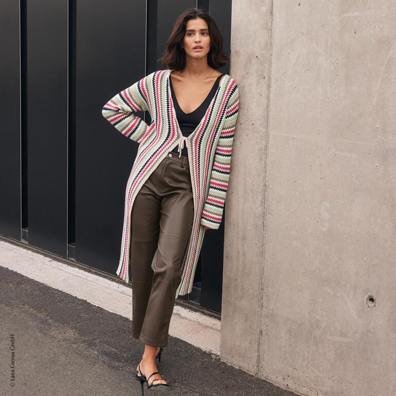 Bunter Häkelmantel in gestreiftem Design, lässig getragen.