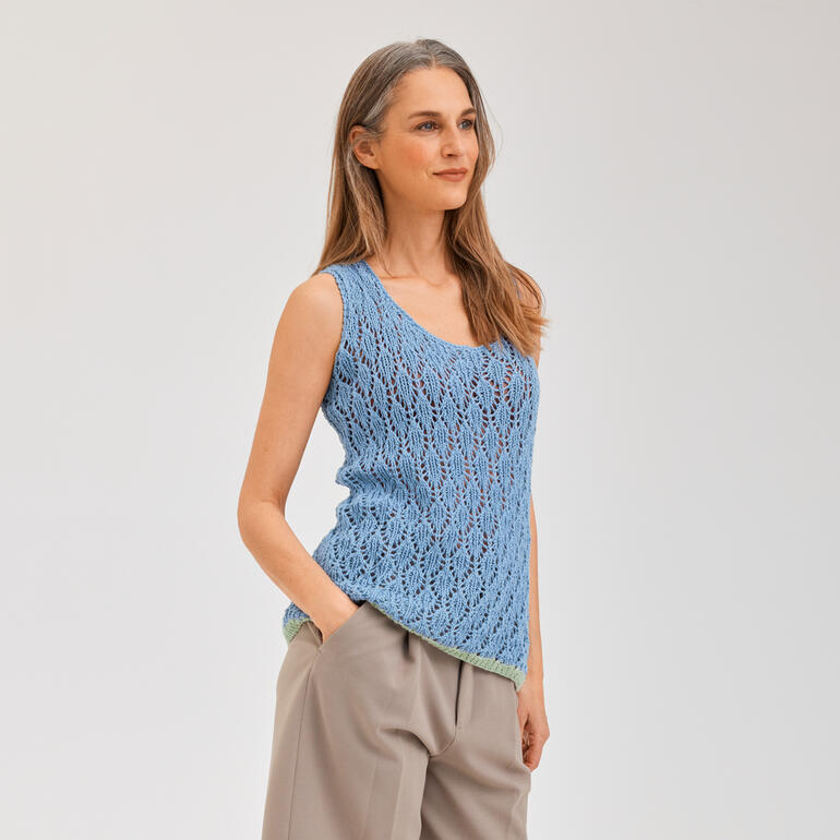 Damen Top aus Brillianto in Hellblau mit Lochmuster.