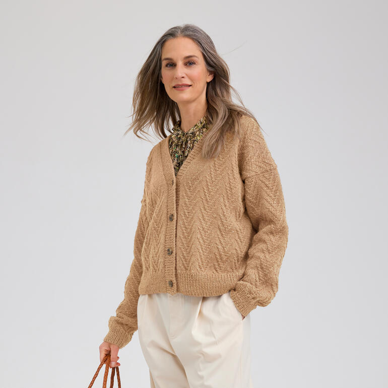 Damenjacke aus Aparta-Nova in hellbraun, mit strukturiertem Muster.