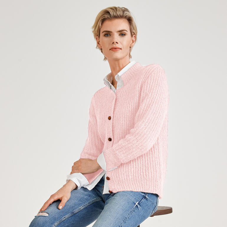 Damenjacke aus Fenella in zartem Rosa mit Knopfverschluss.