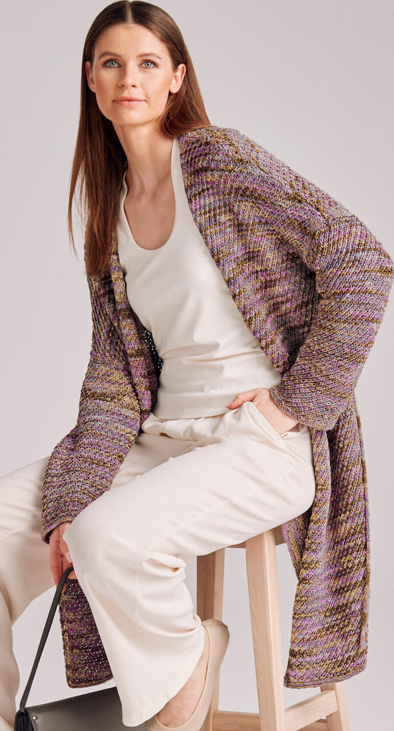 Kurzmantel aus Silka in bunten Farbtönen, entspannt getragen.