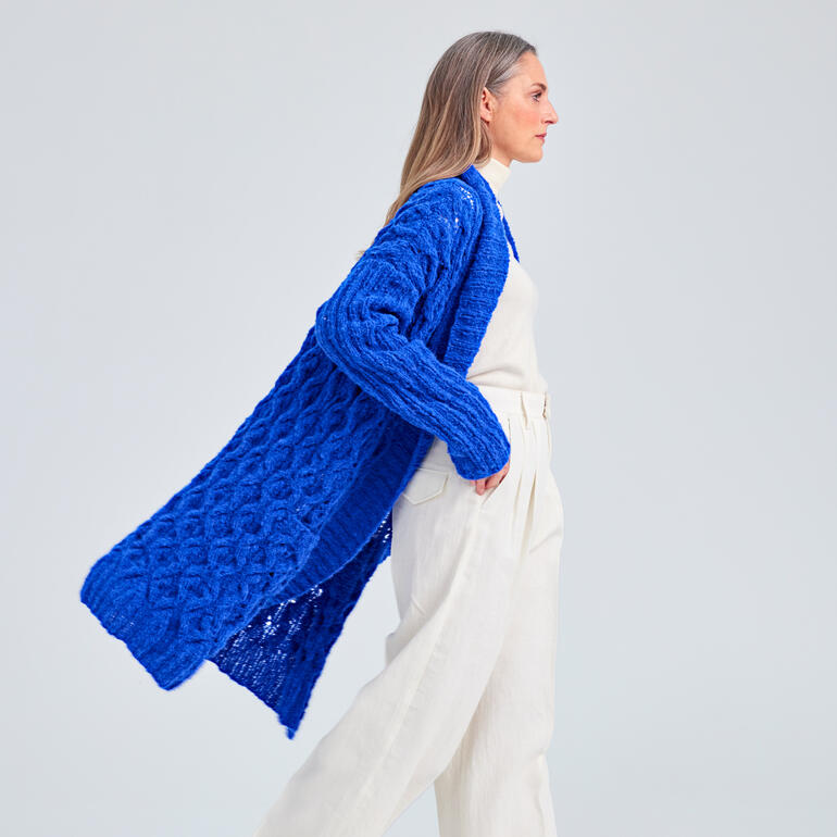 Langer blauer Mantel aus Arequipa mit offenem Schnitt und strukturierter Strickoptik