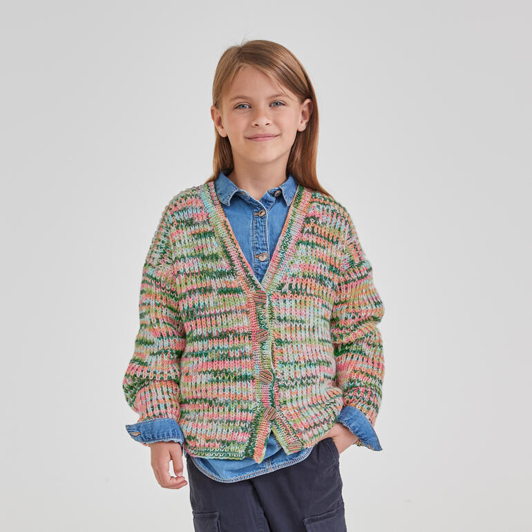 Mädchen in einer bunten Jacke aus Merino-Print.