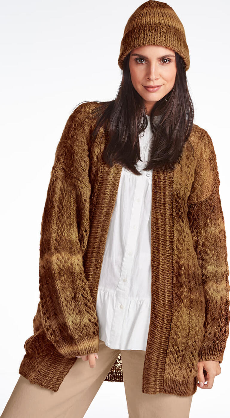 Frau in einer braunen Jacke mit Mütze aus Scala.