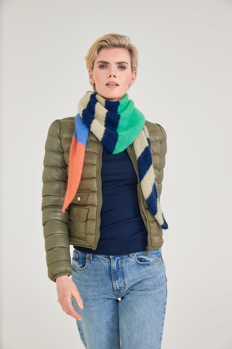 Frau in einem bunten, zweifädigen Dreiecktuch aus Aparta.