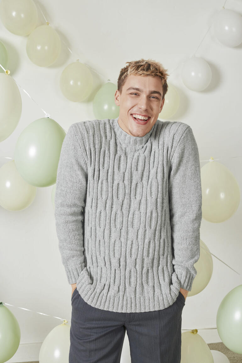 Mann in einem grauen Herrenpullover aus Lambswool.