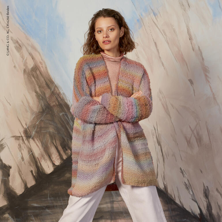 Frau in einer bunten Jacke aus Orion mit weit geöffnetem Ausschnitt.