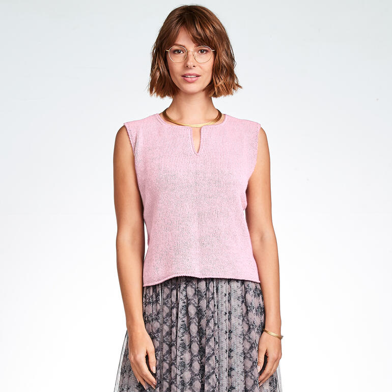 Frau in einem ärmellosen, rosa Kaschmir-Top mit runder Ausschnitt.