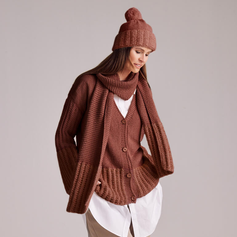 Jacke mit Schal und Mütze aus Ribolli und Cielo in erdigen Tönen.