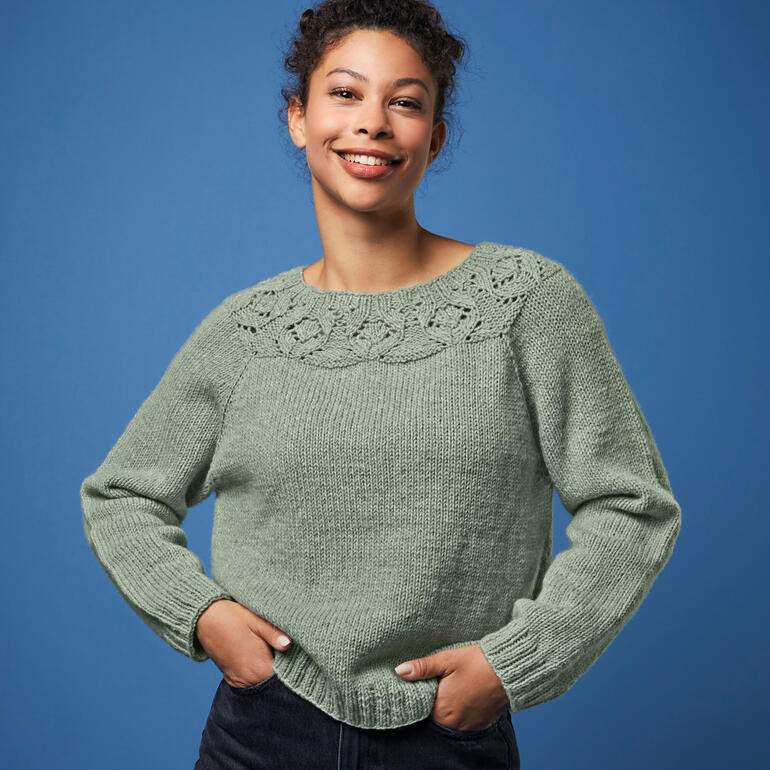 Pullover aus Como Grande in sanftem Grün mit hübschem Muster am Kragen.