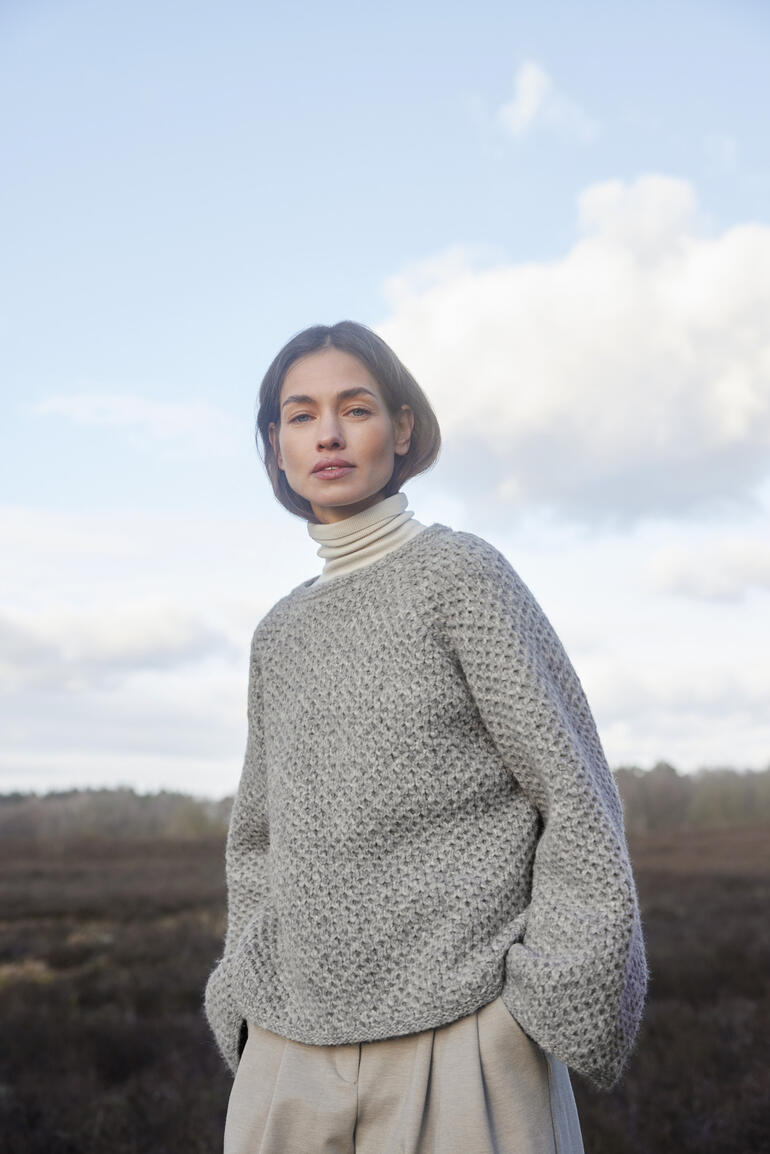 Pullover aus Spuma mit romantischem Strickmuster in hellgrau.