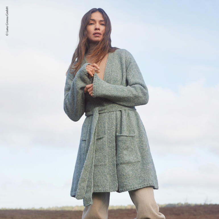 Lange Jacke aus Spuma mit Gürtel in sanften Grüntönen, perfekt für den Alltag.