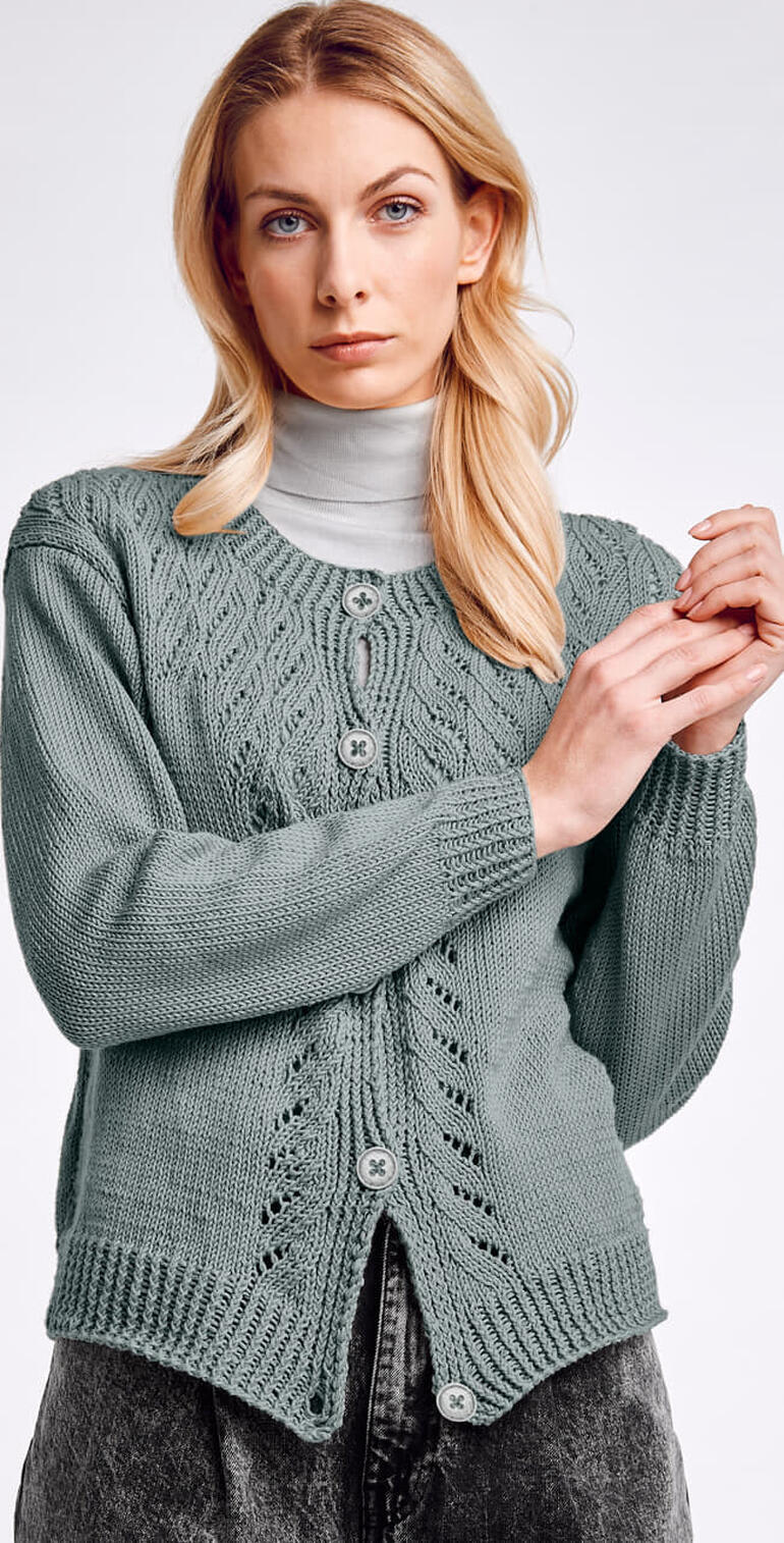 Frau in grauer Jacke mit Spitzenmuster vor neutralem Hintergrund