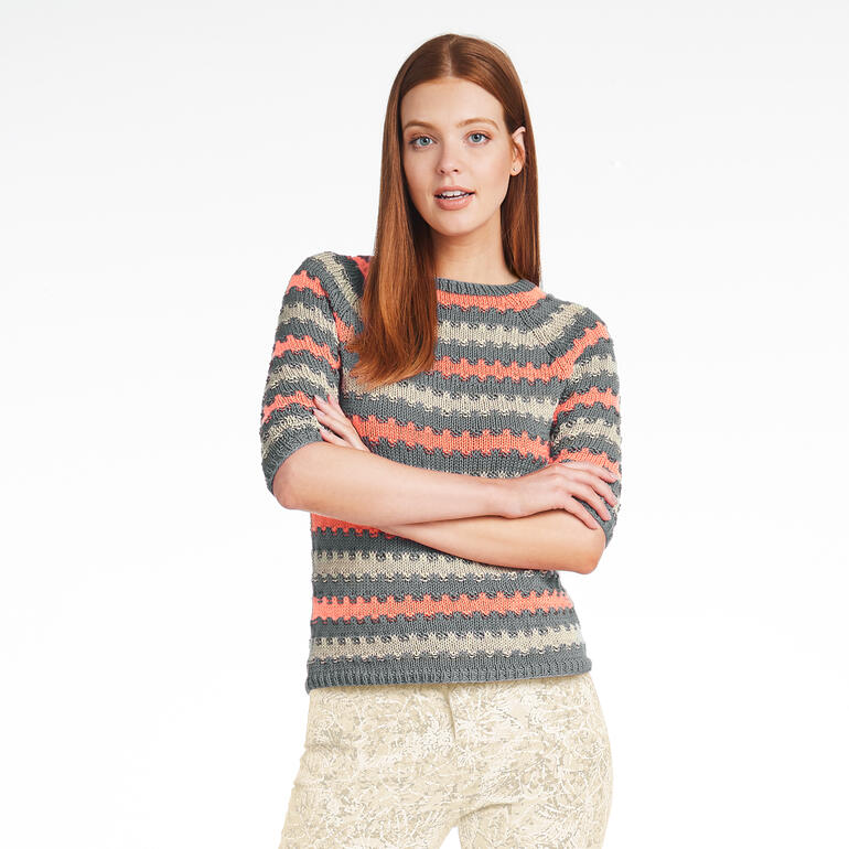 Frau in gestreiftem Pullover mit rosa und grauen Streifen