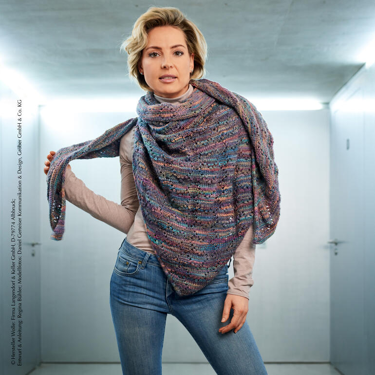 Dreieckstuch mit buntem Muster, lässig drapiert, aus Laos von Pro Lana.