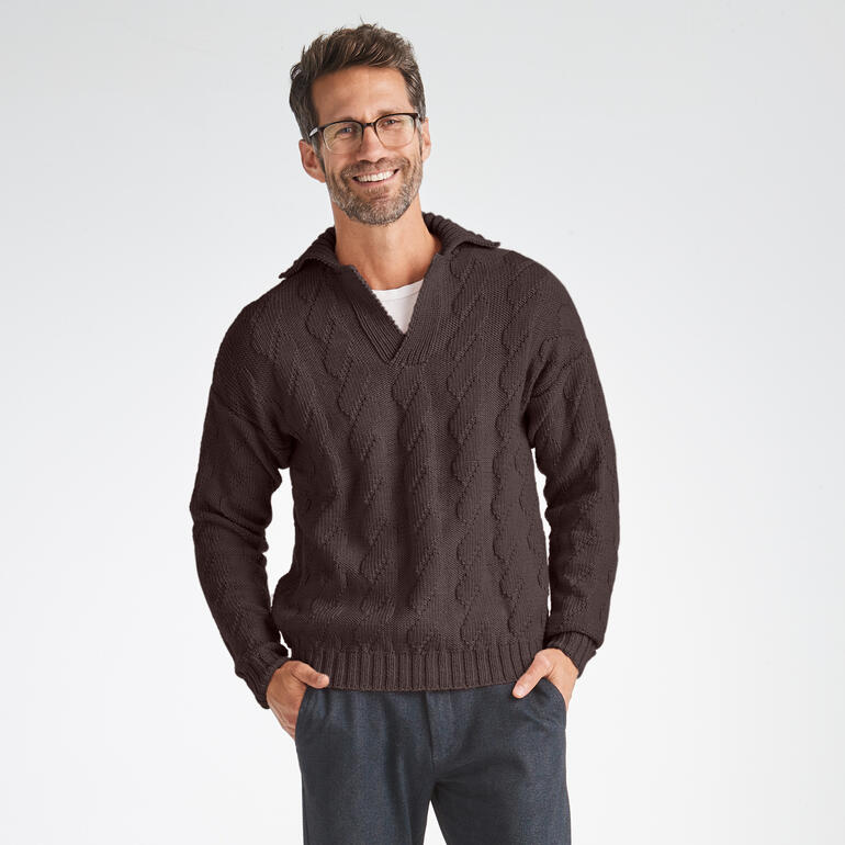 Herrenpullover in dunklem Braun mit V-Ausschnitt, aus Nuovo Merino 120 von Junghans-Wolle.