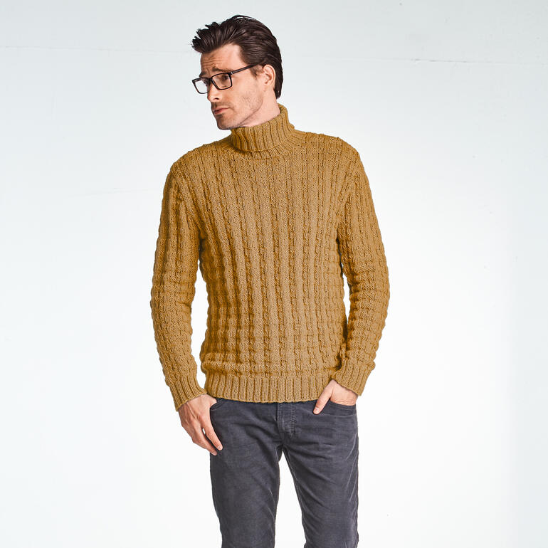 Herrenpullover in senfgelb mit strukturiertem Muster, aus Merino-Classic von Junghans-Wolle.