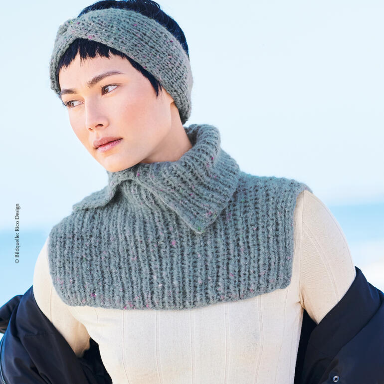 Hellgrüner Kragen aus Alpaca auf einer Frau am Strand.