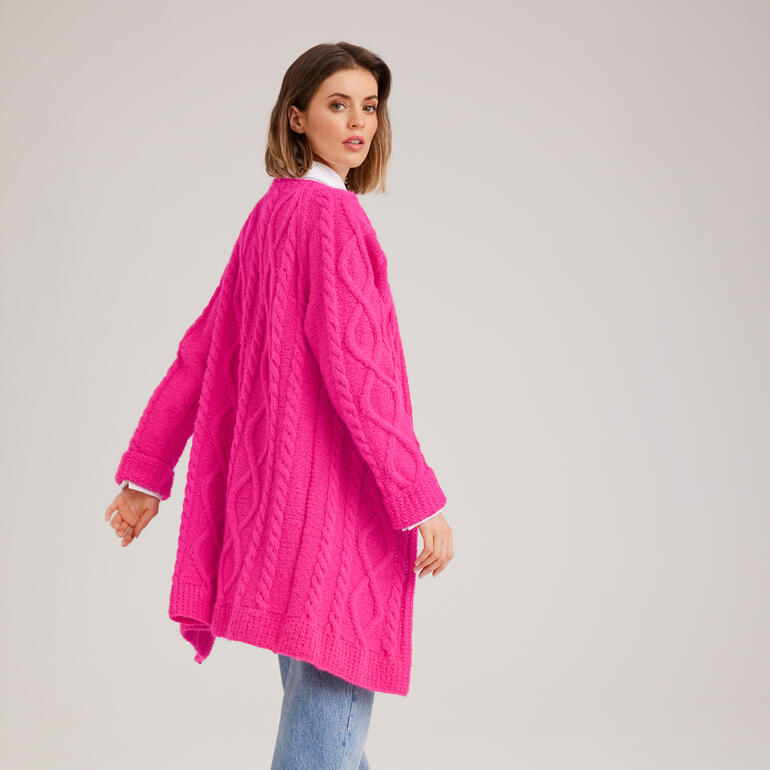 Fuchsiafarbene Jacke aus Fenella, getragen von einer Frau, die zur Seite schaut.