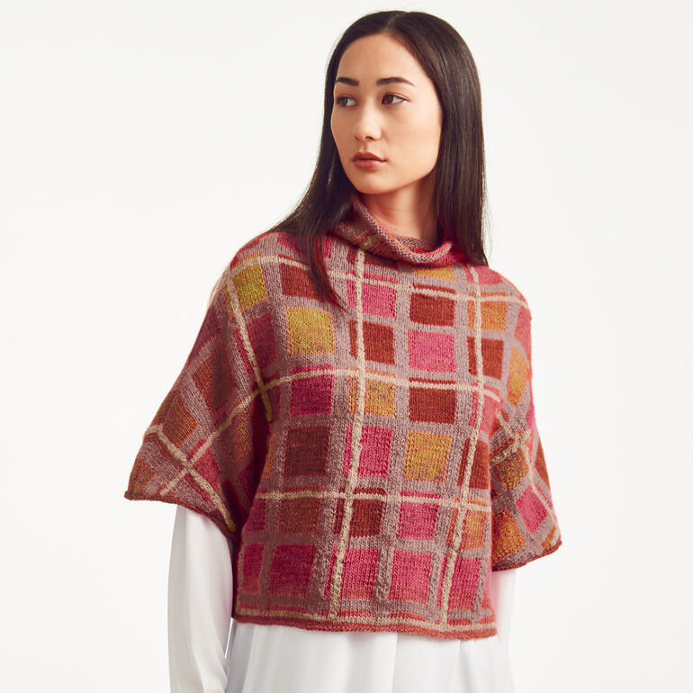 Halbarm Turtle aus Monello in Karomuster auf einer Frau mit langen Haaren.