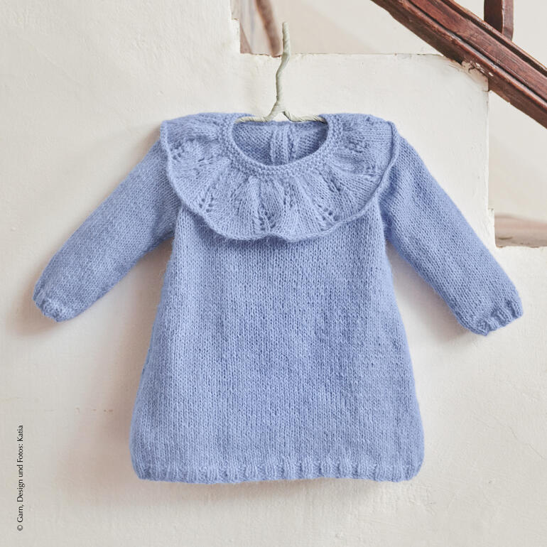 Baby Kleidchen aus Soft Gratté in Himmelblau mit dekorativem Kragen.