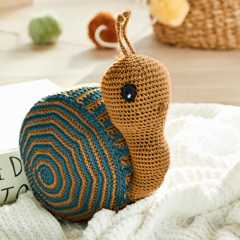 Häkel-Schnecke aus Cotonia II in Braun und Blau mit großen Augen.