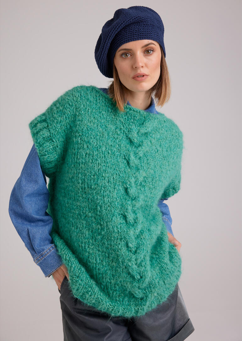 Grüner Pullunder aus Nappy, lässig getragen über einem Hemd.