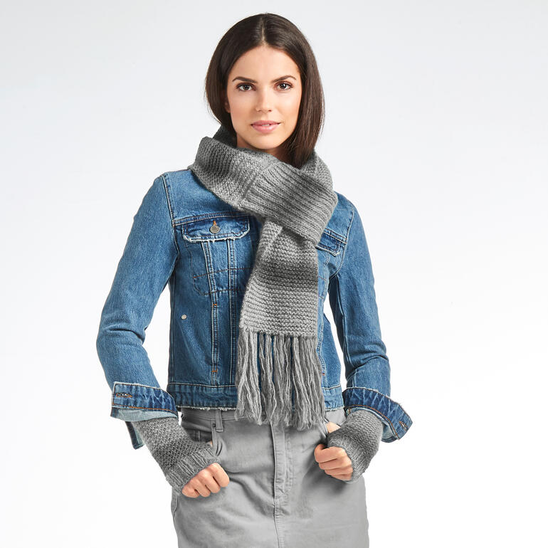 Frau trägt Schal und Pulswärmer aus Scala, gekleidet im Freizeit-Look.