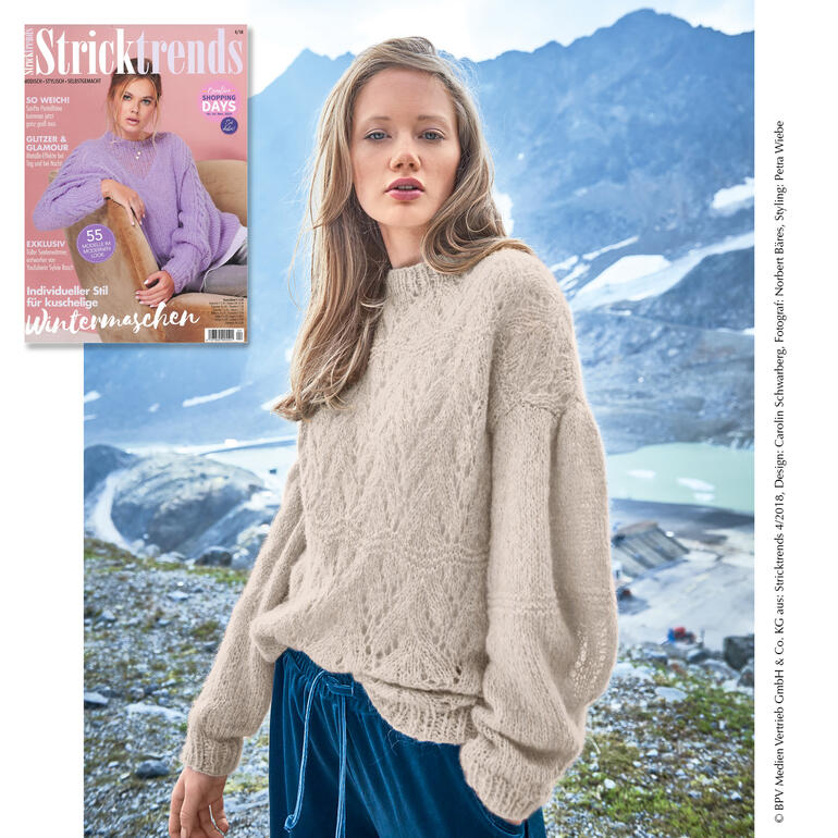 Modell in einem weichen, hellen Pullover mit gemütlichem Look.