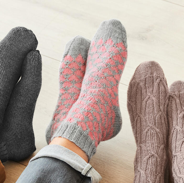 Nahaufnahme von Socken aus Merino-Freizeit Wolle, verschiedene Muster und Farben