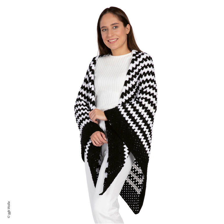 Schwarz-weiß gestreiftes Häkeltuch aus Tavira-Wolle, drapiert über der Schulter einer Frau
