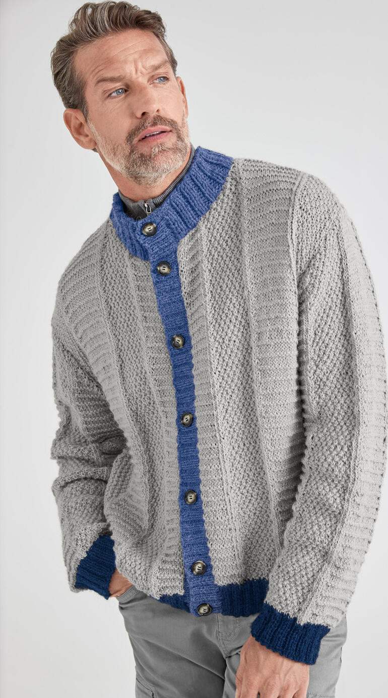 Mann trägt eine graue Herrenjacke mit blauen Akzenten aus Peru-Wolle, vor neutralem Hintergrund