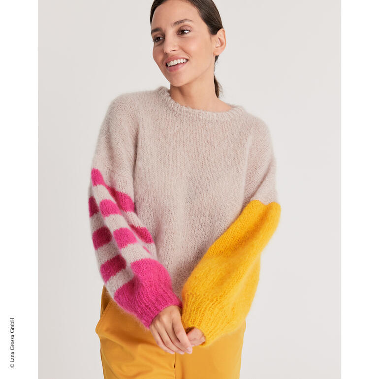 Pullover aus Mohair Moda mit bunten Ärmeln und lässiger Passform.