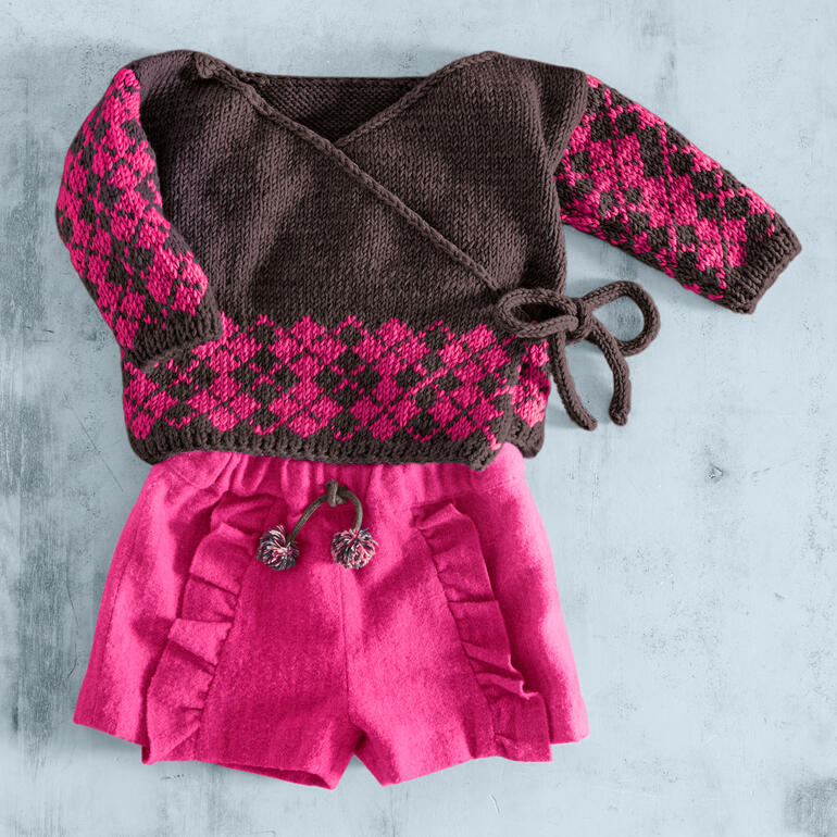 Babykleidung: Wickeljacke in Braun mit pinken Mustern und passende Hose.