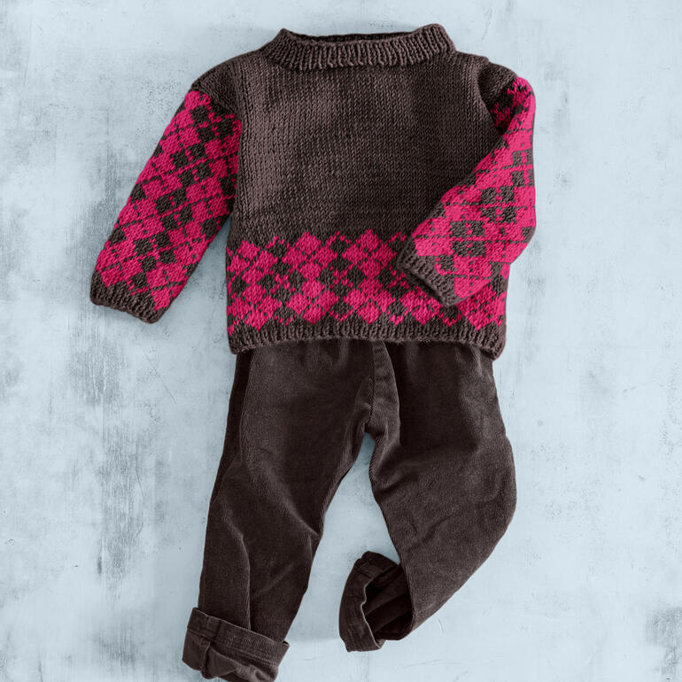 Babypullover in Braun und Pink mit grafischem Muster, kombiniert mit Hosen.