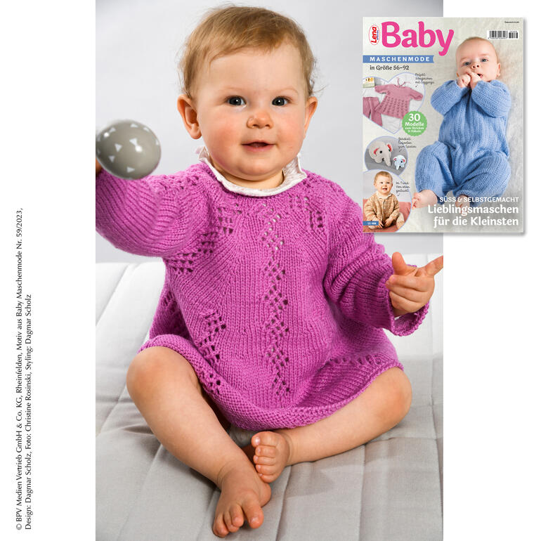 Kleines Mädchen in lila Babykleidchen spielt mit einem Ball.