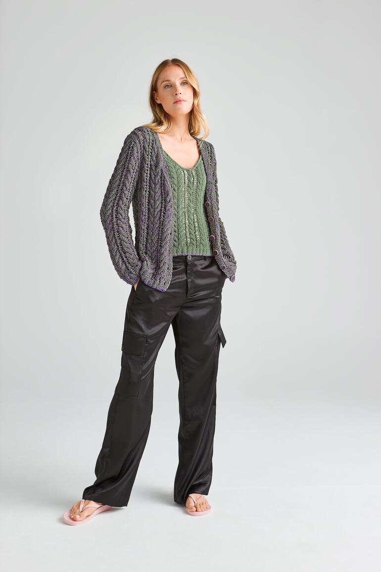 Dame in gestreiftem Twin-Set aus Bandana-Mini mit schwarzer Hose.