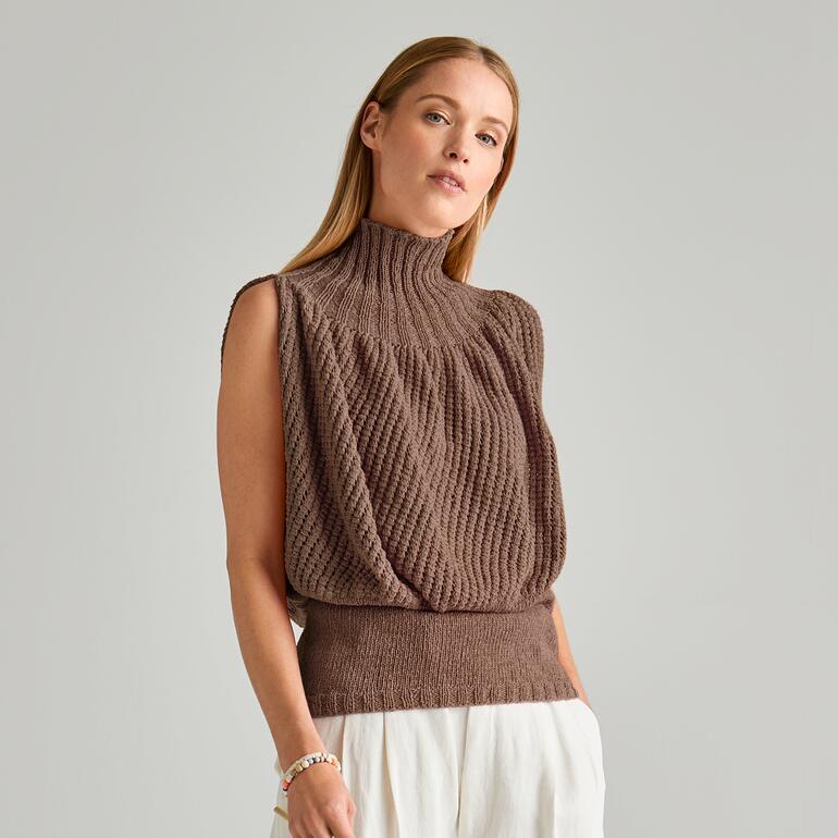 Dame trägt braunes Top aus Bandana-Mini mit hohem Kragen.